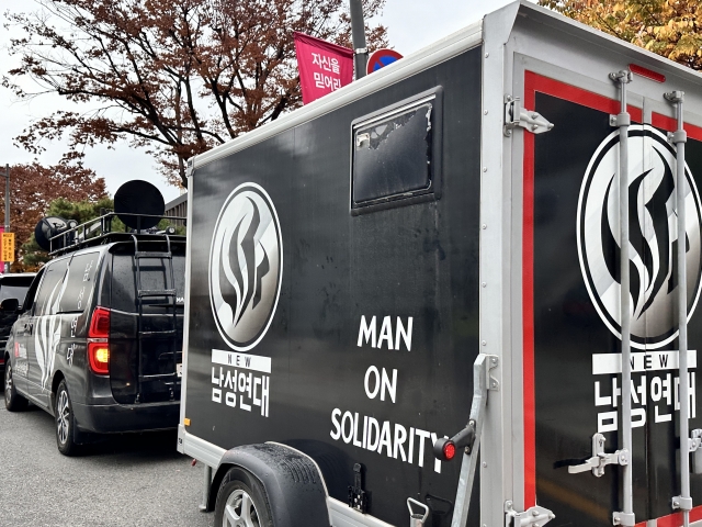 Anti-feminist group Man on Solidarity's truck is parked outside of the campus of Dongdeok Women's University in Seongbuk-gu, Seoul, as it begins staging a four-week rally, threatening to reveal identification details of female students. (Choi Jeong-yoon/The Korea Herald)