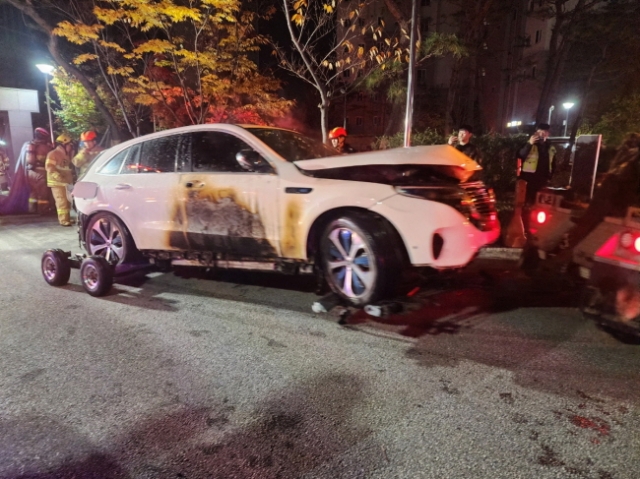 The fire authorities put out a fire on a Mercedes-Benz EQC400 4 MATIC model that was charging in an apartment building parking lot in Mojong-dong, Asan, South Chungcheong Province, Thursday. (Yonhap)