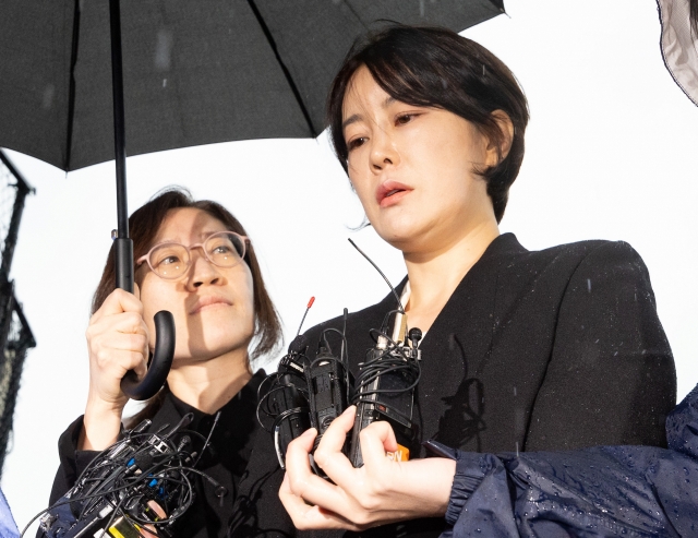 Moon Da-hye (right) appears at a police station for questioning on Oct. 18. (Newsis)