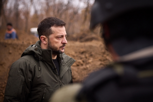 This handout photograph taken and released by the Ukrainian Presidential Press Service on Monday shows Ukraine's President Volodymyr Zelensky inspecting the construction of fortifications at an undisclosed location in Donetsk region, amid the Russian invasion of Ukraine. (AFP-Yonhap)