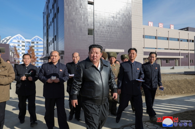 This photo, published by the Korean Central News Agency on Nov. 20, Wednesday, shows North Korean leader Kim Jong-un (center) inspecting a factory construction site in Songchon County, South Phyongan Province. (For Use Only in the Republic of Korea. No Redistribution) (Yonhap)