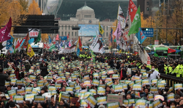 Members of the Korean Confederation of Trade Unions, and the Korean Peasants League take part in a rally near Sejong-daero in Seoul on Wednesday. (Yonhap)