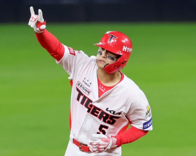 In this file photo from Oct. 23, Kim Do-yeong of the Kia Tigers celebrates after hitting a solo home run against the Samsung Lions during Game 2 of the Korean Series at Gwangju-Kia Champions Field in Gwangju, 270 kilometers south of Seoul. (Yonhap)