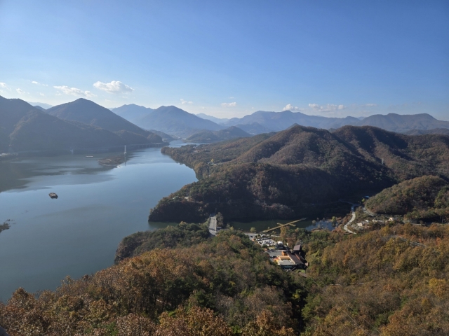 A panoramic view of Namhan River and mountains of North Chungcheong Province from Mancheonha Skywalk (Lee Si-jin/The Korea Herald)