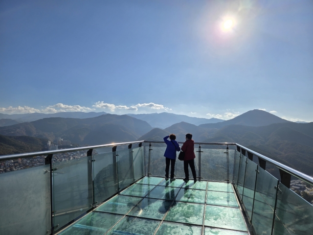 Visitors enjoy the panoramic view at Mancheonha Skywalk in Danyang, North Chuncheong Province. (Lee Si-jin/The Korea Herald)