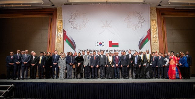 Participants in Oman's National Day event hosted by the Embassy of Oman pose for a commemorative photo at Lotte Hotel in Seoul on Tuesday. (Embassy of Oman)