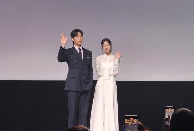 Kim Soo-hyun and Cho Bo-ah pose for photos during the press conference held in Singapore on Thursday. (Lee Yoon-seo/The Korea Herald)