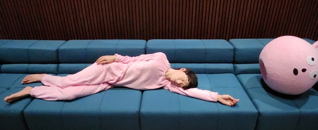 A dummy lying on a couch in one of spaces at the exhibition “Elmgreen & Dragset: Spaces.” (Choi Si-young/The Korea Herald)(Choi Si-young/The Korea Herald)