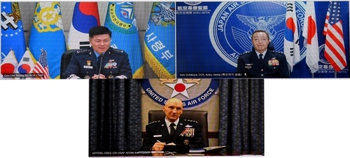 This image shows Air Force Chief of Staff Gen. Lee Young-su (top left) and his US and Japanese counterparts, Gen. David W. Allvin (bottom) and Gen. Hiroaki Uchikura, holding talks via teleconference on Thursday. (Yonhap)