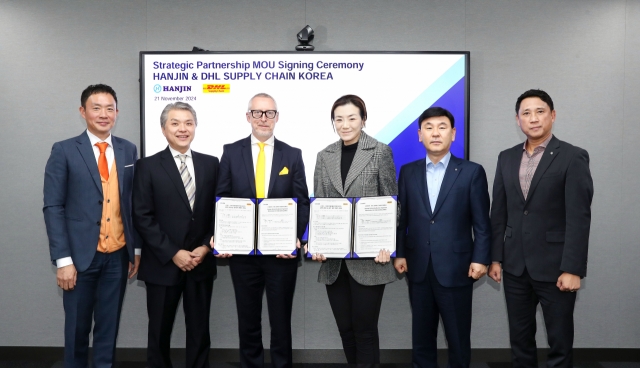 Hanjin Logistics Corp. President and CMO Emily Cho (third from right), Hanjin CEO Noh Sam Sug (second from right), DHL Supply Chain Japan-Korea Cluster CEO Jerome Gillet (third from left), and DHL Korea CEO Edmund Hsiung Tze Hui (second from left), signed a strategic partnership agreement at the Hanjin Building in Jung-gu, Seoul on Thursday. (Hanjin Logistics Corp.)