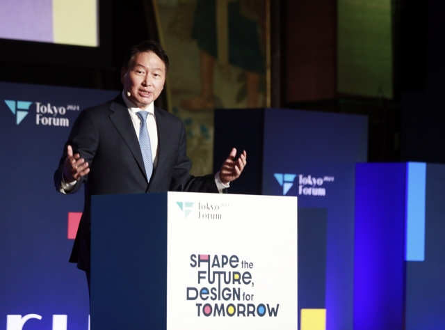 SK Group Chairman Chey Tae-won delivers his opening speech at the annual Tokyo Forum in Tokyo on Friday. (SK Group)