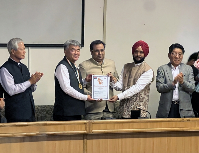 Daewoo E&C Chairman Jung Won-ju (second from left) poses with Gurinder Singh (fourth from left), chairman of the NRI Welfare Society, during the award ceremony in New Delhi, India, on Wednesday. (Daewoo E&C)