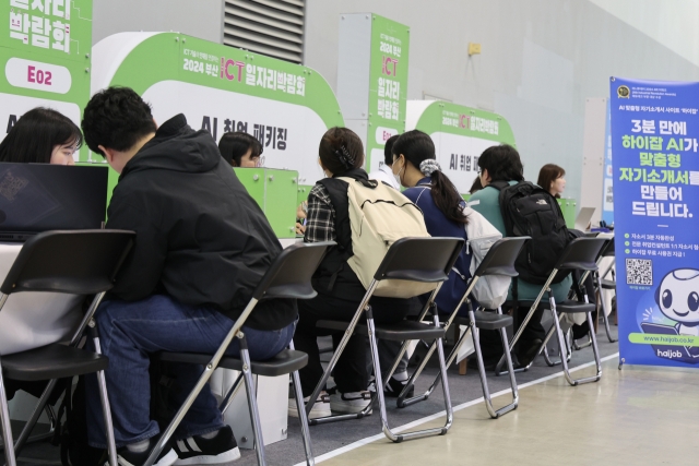 Job seekers participate in a job fair held at the Bexco convention center in Busan on Wednesday. (Yonhap)