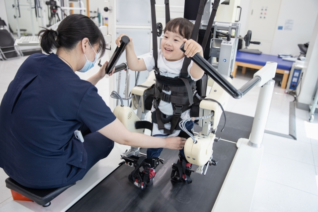 A young child undergoes robotic-assisted therapy at the Purme Foundation Nexon Children’s Rehabilitation Hospital. (Purme Foundation)