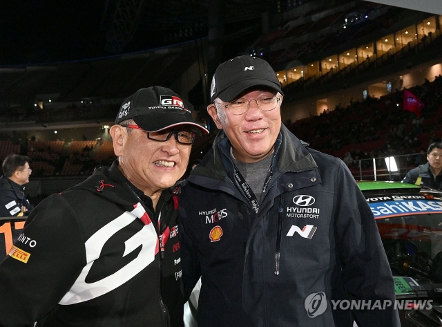 Executive Chair Euisun Chung (right) posing for a photo with Toyota Chairman Akio Toyoda at the Toyota Stadium in Aichi Prefecture, Japan, on Sunday. (Hyundai Motor Group)