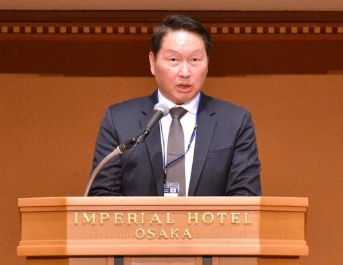 Chairman Chey Tae-won speaking at the 13th meeting of the business chamber leaderships of South Korea and Japan held in Osaka on Monday. (Korea Chamber of Commerce and Industry)