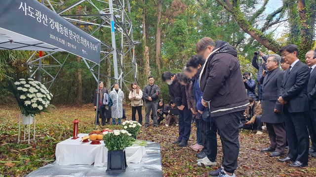 The bereaved family members of Korean victims of Japan's wartime forced labor at the Sado mine complex during World War II, along with other South Korean participants, pay silent tribute on Monday, at a site that once served as lodging for Korean forced laborers near the Sado gold and silver mines on Sado Island, off Japan's west coast. Seoul officials, including Ambassador to Japan Park Cheol-hee, and the family members held a separate memorial ceremony to honor the victims after boycotting a Japan-hosted event due to Tokyo's apparent insincerity in fulfilling its pledge to remember the victims. (Yonhap)