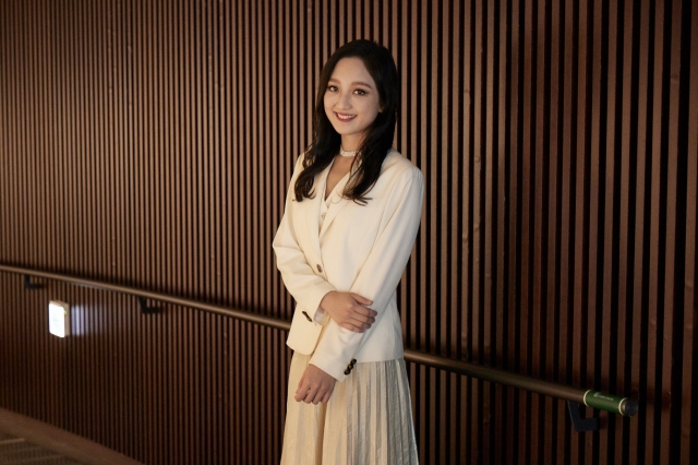 Cellist Choi Ha-young poses for photos at Lotte Concert Hall in Jamsil, Seoul on Thursday. (Lotte Concert Hall)