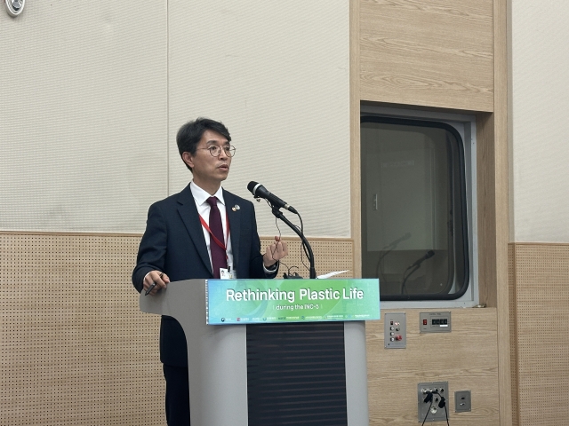 Environment Minister Kim Wan-sup speaks to the local press during a press briefing held at Bexco, Busan, Monday. (Lee Jung-joo/The Korea Herald)