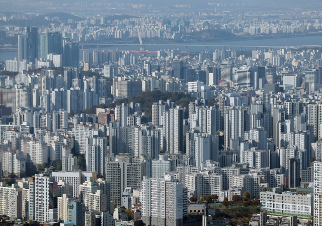 A view of an apartment complex in Seoul on Nov. 5. (Yonhap)