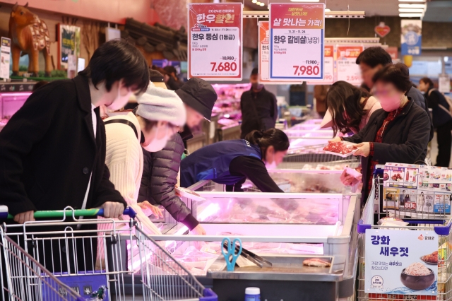 Customers shop at a major discount chain store in Seoul on Nov. 25, 2024. (Yonhap)