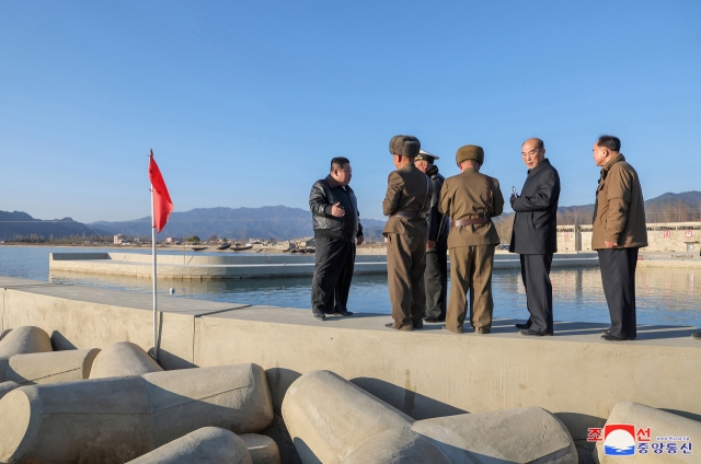 This photo, carried by North Korea's official Korean Central News Agency on Nov. 26, Tuesdayh, shows the North's leader Kim Jong-un (left) inspecting an offshore farm under construction in the eastern port city of Shinpo. (Yonhap)