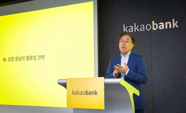 Kakao Bank CEO Yun Ho-young speaks during a meeting with analysts held in Seoul on Tuesday. (Kakao Bank)