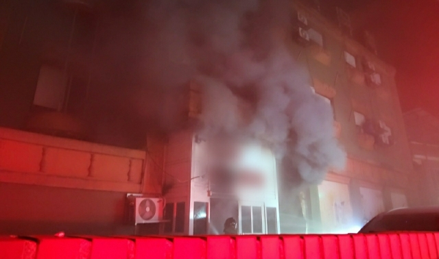 Smoke is seen from outside of the motel on fire in Bongdam-eup, Hwaseong, Gyeonggi Province, Monday. (Yonhap)