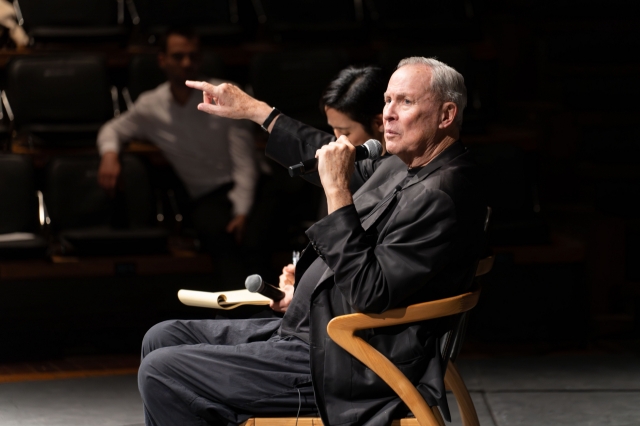 Robert Wilson speaks during a talk at the Drama Center in central Seoul on Nov. 22. (Seoul Institute of the Arts)