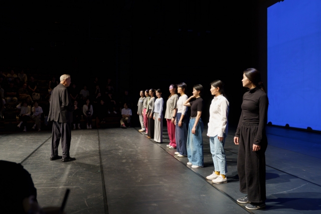 Robert Wilson (left) speaks to students and young actors during a workshop at the Drama Center in central Seoul on Nov. 23. (Seoul Institute of the Arts)