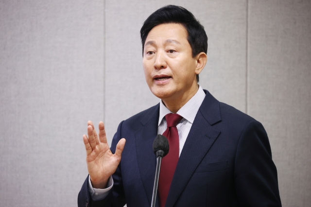 Seoul Mayor Oh Se-hoon answers questions on Myung Tae-kyun at a press briefing at the Seoul City Hall briefing room on Tuesday. (Yonhap)