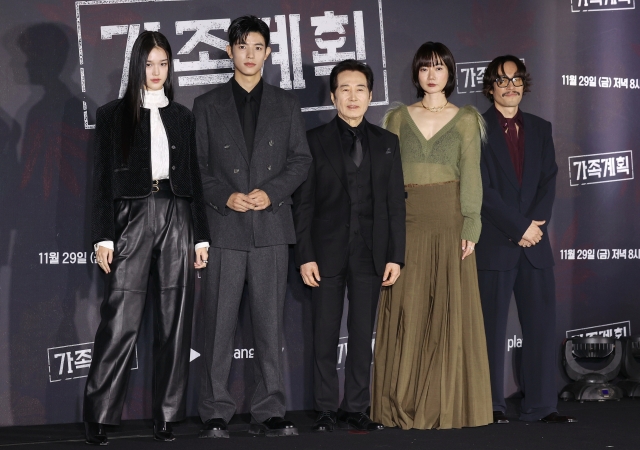 From left: Actors Lee Su-hyun, Lomon, Baek Yoon-sik, Bae Doo-na and Ryoo Seung-bum pose for a photo during a press conference for “Family Matters” in Seoul on Tuesday. (Yonhap)