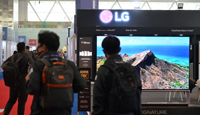 Visitors tour exhibition booths set up at the Korea Industry Expo 2024, or KoINDEX 2024, which took place at the Yashobhoomi convention center in New Delhi, India, on Friday. (Park Hae-mook/ The Korea Herald)