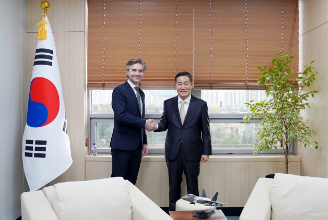 National Security Adviser Shin Won-sik (right) meets with his Lithuanian counterpart, Kestutis Budrys, on Tuesday at the presidential office in Yongsan-gu, central Seoul. (Photo courtesy of the presidential office)