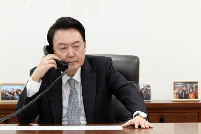 President Yoon Suk Yeol talks with Ukrainian President Volodymyr Zelenskyy over the phone at his office in Seoul on Oct. 29. (The presidential office)