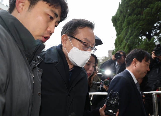 Sohn Tae-seung, former chairperson of Woori Financial Group, arrives at the Seoul Southern District Court on Tuesday to attend his arrest warrant hearing. (Yonhap)