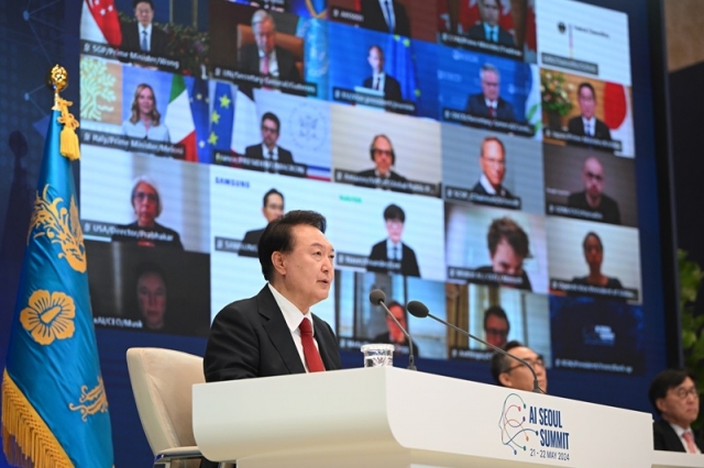 This file photo shows President Yoon Suk Yeol taking part in the AI Seoul Summit virtually held on May 21. (The presidential office)