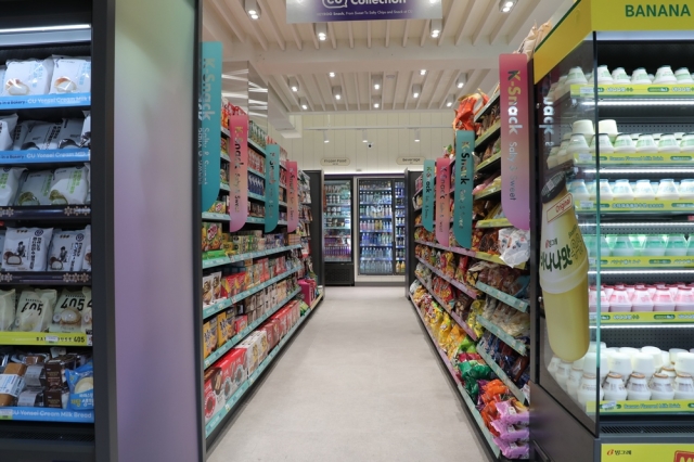 A wide selection of Korean snacks, drinks and ready-to-eat meals is displayed. (BGF Retail)