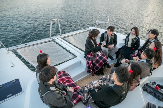 Participants on a yacht ride (Seoul Metropolitan Government)