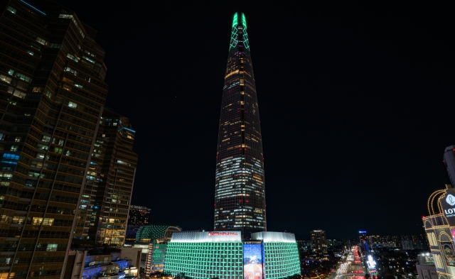 South Korea's tallest building Lotte World Tower in Jamsil, southern Seoul, is lit up in green aurora. (Seoul Metropolitan Government)