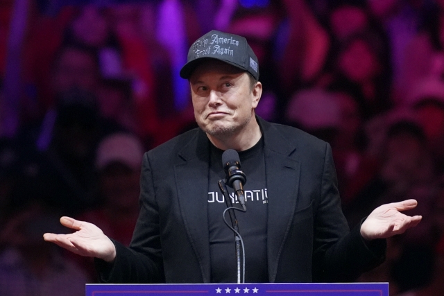 Elon Musk speaks at a campaign rally in New York, Oct. 27. (AP-Yonhap)