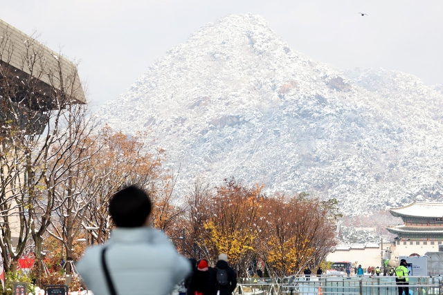 Bugaksan, as seen from Gwanghwamun Square in central Seoul, is covered in snow as Seoul recorded snow of up to 27.8 centimeters, Thursday. (Yonhap)