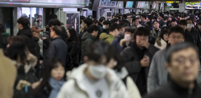 Line No. 2’s Gangnam Station is crowded with commuters Thursday morning, as snowfall of up to 27.8 centimeters was recorded in the capital. (Newsis)