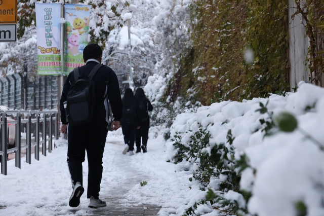 Students walk to school near Seodaemun-gu, western Seoul, as snowfall of up to 27.8 centimeters was recorded in the capital. (Yonhap)