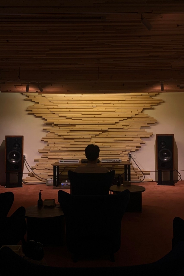 A visitor listens to music at Baekjihwa in Gangdong-gu, eastern Seoul. (Baekjihwa)