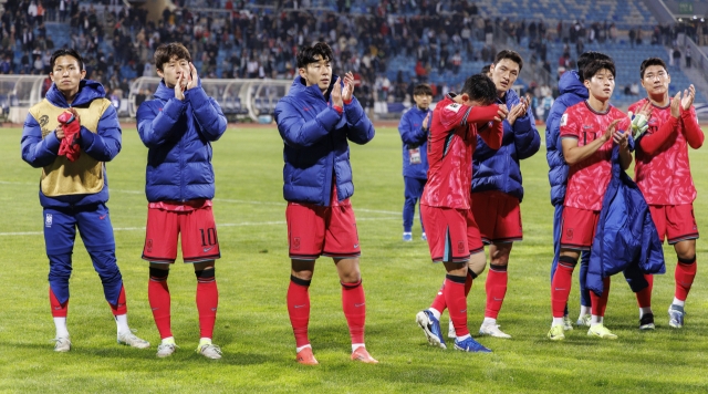 South Korean players acknowledge their supporters after a 1-1 draw against Palestine in the Group B match in the third round of the Asian World Cup qualification at Amman International Stadium in Amman on Nov. 19. (Yonhap)