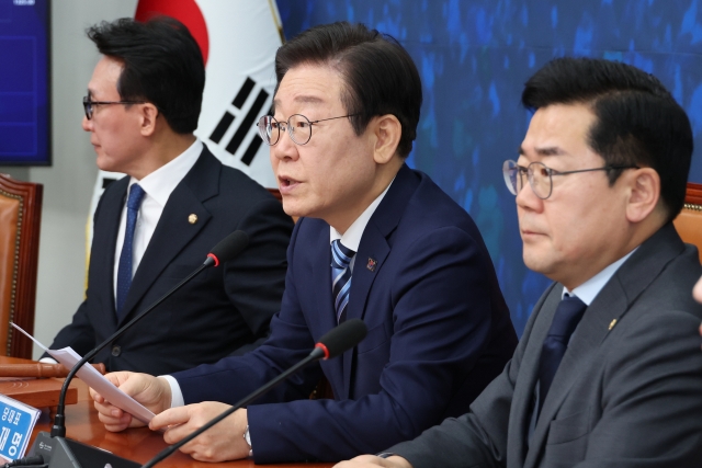 Lee Jae-myung (center), leader of the main opposition Democratic Party, speaks during a supreme council meeting at the National Assembly on Nov. 29, Friday. (Yonhap)