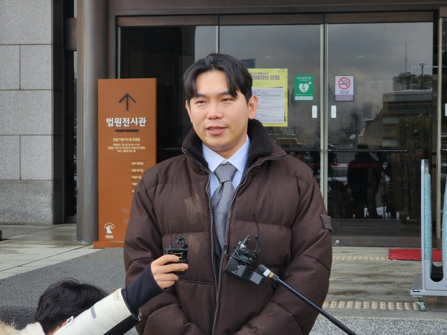 Lee Cheol-woo, a lawyer and head of the Korean Game User Association, speaks to reporters in front of the Supreme Court in Seoul on Thursday. (Korean Game Press Corps)