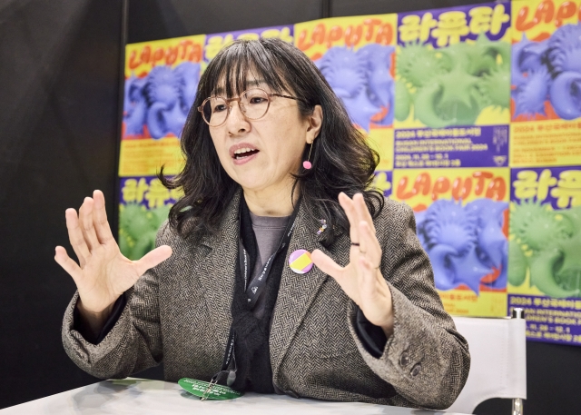 Picture book artist Lee Suzy speaks to reporters during the Busan International Children’s Book Fair on Thursday. (Korean Publishers Association)