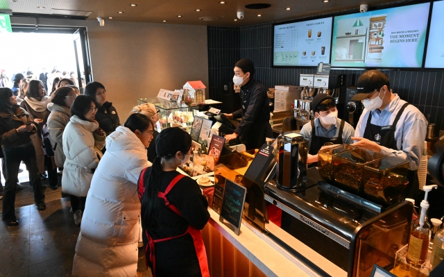 Visitors order coffee drinks at a Starbucks store located at the Jogang Observatory in Gimpo on Friday. (Im Se-jun/The Korea Herald)